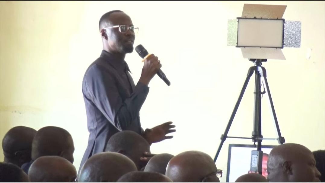 JUST IN 🚨: RCC <a href="/egolelawrence/">Egole Lawrence</a> pays tribute to late City Clerk. Theophilus Tibihika created a strong bond between Lango &amp; Ankole people, fostering unity &amp; cooperation. Egole praised Tibihika's vision for Lira City's development #LiraCity #Tribute #TheophilusTibihika