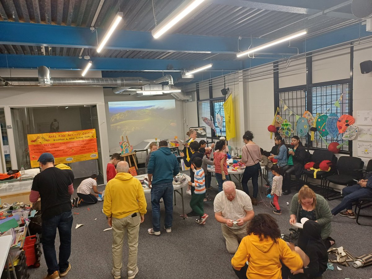 We've got a busy start today with Family Arts Camp by @AntzKidz and Carlos Cortes, Artist in Residence at Slough Museum. It may be raining outside but it feels sunny in here! @SloughCouncil