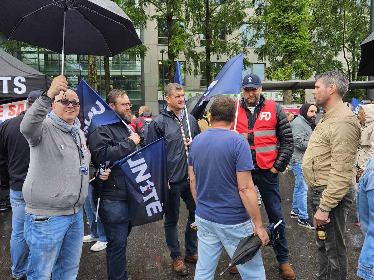 UN1TÉ présent à #SaintDenis en soutien des agents de FO SURETÉ (SUGE) pour la revalorisation et la reconnaissance de leur métier. #Solidarité