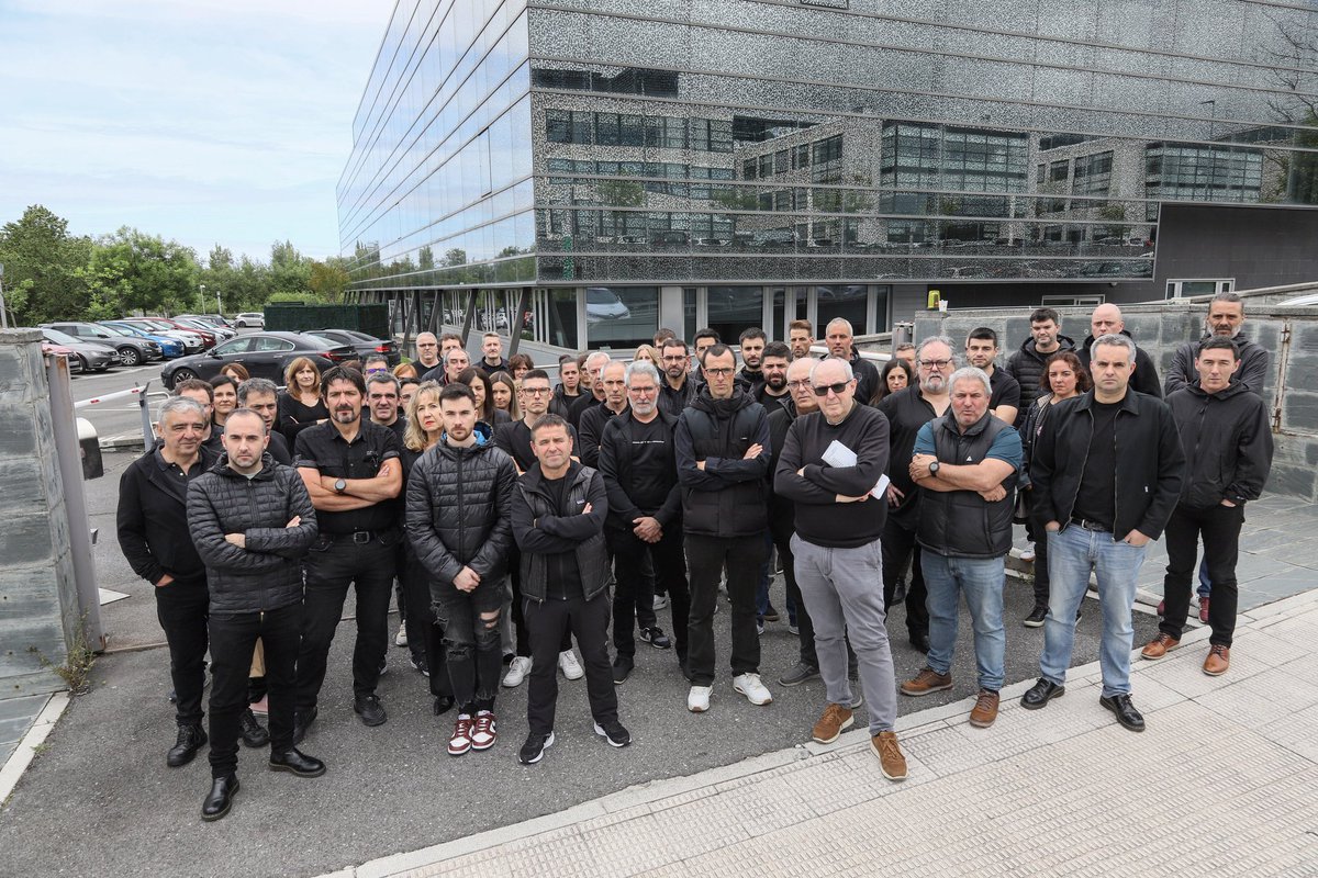 Otro #lunesnegro para la plantilla de <a href="/diariovasco/">El Diario Vasco</a>, y ya van siete. Nos hemos vuelto a concentrar para reivindicar un convenio justo que mejore las condiciones de l@s trabajadores. Seguimos! 💪
