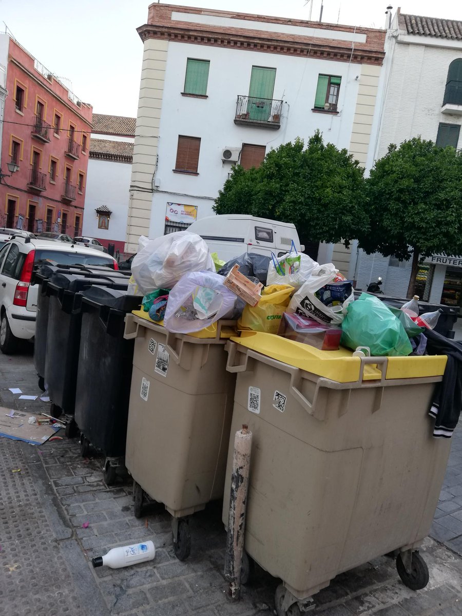 ChemaRadio's tweet photo. Han pasado 4 días entre una foto y otra. La basura cambia, el amanecer no.  #Sevilla  tiene un problema.  @jlsanzalcalde @LipasamSevilla @AdepaSevillaHca https://t.co/r0VmxXygiv