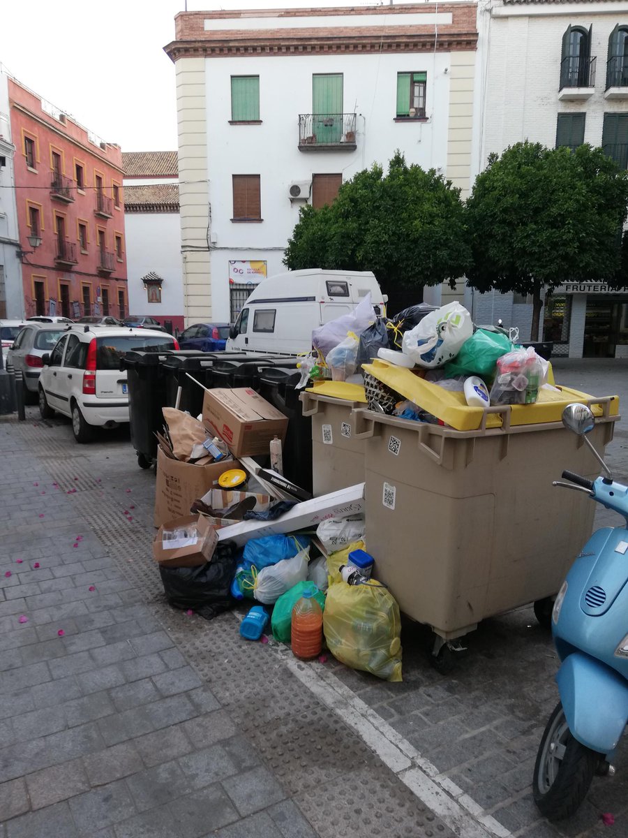 ChemaRadio's tweet photo. Han pasado 4 días entre una foto y otra. La basura cambia, el amanecer no.  #Sevilla  tiene un problema.  @jlsanzalcalde @LipasamSevilla @AdepaSevillaHca https://t.co/r0VmxXygiv