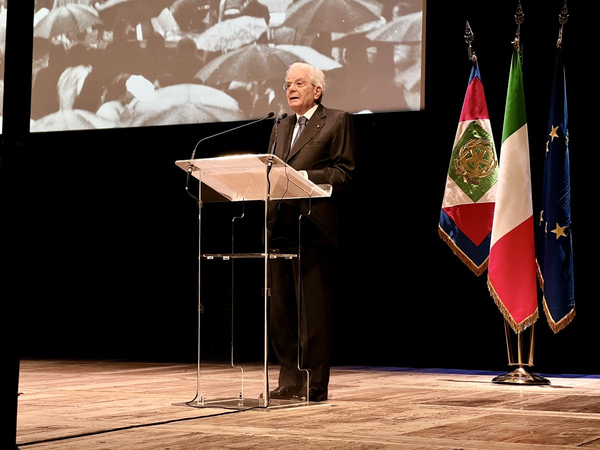 #Mattarella: Con quella bomba ad alto potenziale, proditoriamente collocata in un cestino sotto i portici #Brescia fu colpita al cuore. L’intento immediato degli attentatori era chiaro: punire e terrorizzare chi manifestava contro il neofascismo e in favore della democrazia