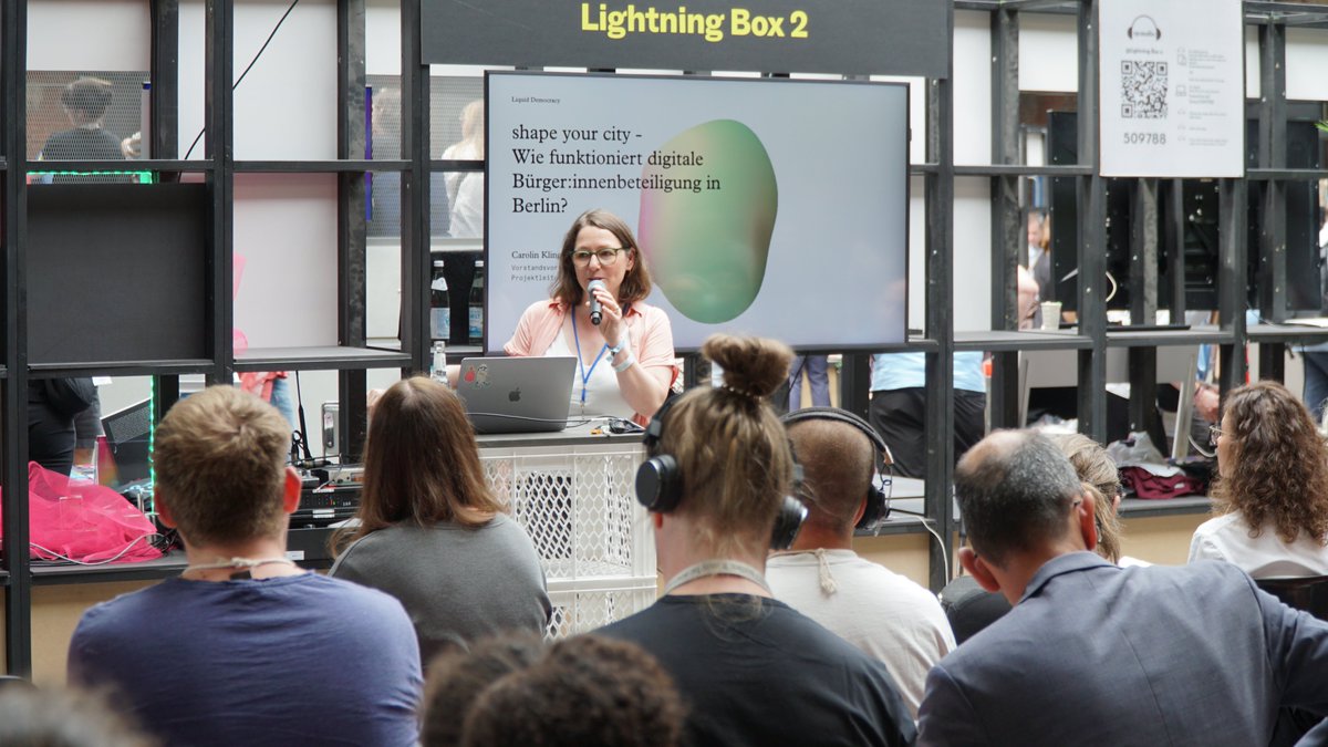 Heute ist schon Tag 2 auf der #rp24!
Wir haben uns riesig gefreut, dass gestern so viele von euch Carolins Vortrag über #Bürgerbeteiligung in #Berlin angehört und spannende Nachfragen gestellt haben. Wir freuen uns auf zwei weitere Tage auf der <a href="/re_publica/">re:publica</a> mit euch! <a href="/RegBerlin/">Senatskanzlei Berlin</a>