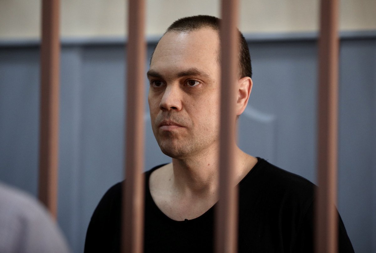 mediazzzona's tweet photo. «Мы обвиняемся в том, что передавали информацию Навальному. И вот Навальному это больше не нужно. Он умер» — адвокат политика Вадим Кобзев. Суд продлил арест защитникам Навального

Басманный суд Москвы продлил арест адвокатам политика Алексея Навального Вадиму Кобзеву и Алексею Липцеру по делу об участии в «экстремистской» организации. Об этом сообщает корреспондент «Медиазоны» из зала суда.

Алексей Липцер и Вадим Кобзев заметно истощены, оба на заседании говорили тихо. Вадиму Кобзеву было тяжело даже ровно сидеть на скамье в клетке для обвиняемых — он опирался на колени и с трудом держал голову.

Фото: Александра Астахова / Медиазона