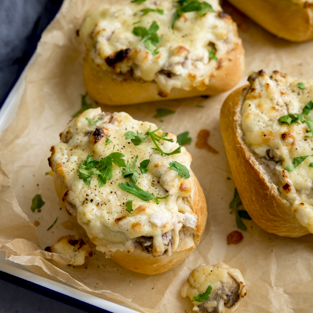These Creamy Garlic & Mushroom Stuffed Bread Rolls have delicious creamy garlic cheesiness stuffed into petit pans and baked until golden brown. 😋 Super easy to make and ready in 15 minutes! kitchensanctuary.com/15-minute-crea… #kitchensanctuary #foodie #recipe