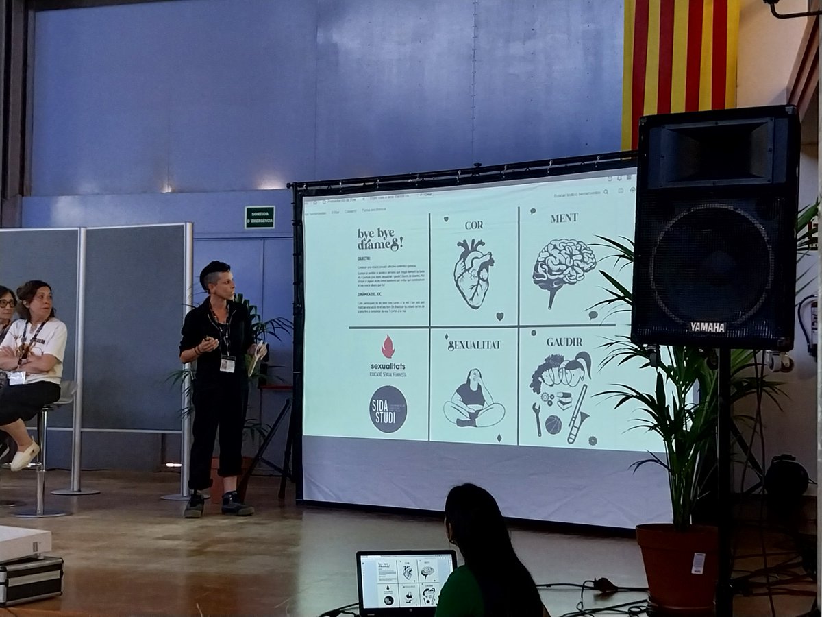 Clara Martínez de @sidastudi presenta el joc Bye, bye drames!, en el qual s'investiga com construir relacions entre joves “El joc com a metodologia de #transformaciósocial” afirma la Clara, ja que permet abordar la diferència i les desigualtats socials, qüestionant el sistema