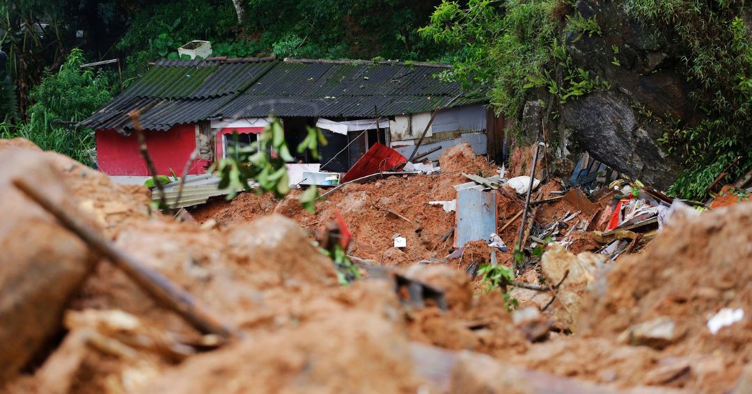 Extreme rainfall led to deadly landslides in Brazil in 2020, killing hundreds. A new study finds 20-42% of the losses can be attributed to human-induced climate change. These findings can inform policies to adapt to increasing climate risks. Read more➡ eng.ox.ac.uk/news/man-made-…