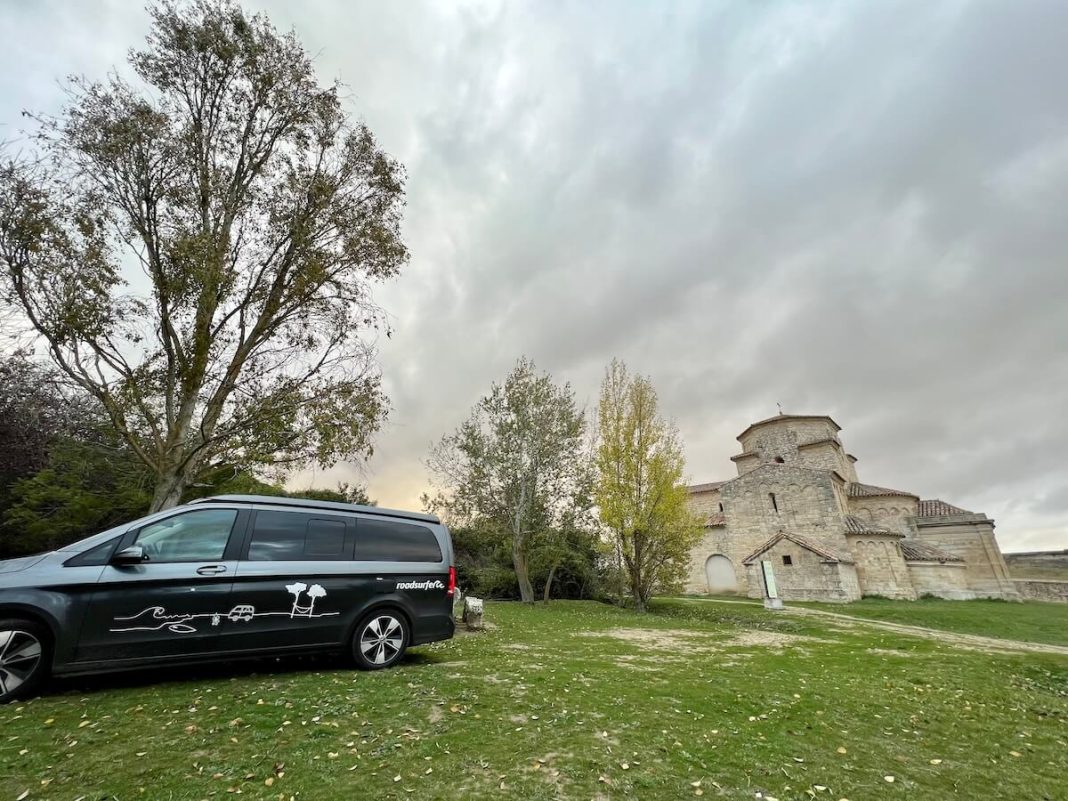 #VYMM Escapada con una furgoneta camper para surcar los mares verdes y amarillos de #Valladolid, conocer castillos y ‘asaltar’ murallas medievales. En muestro #RoadTrip llegamos a Urueña, un balcón de Tierra de Campos y un libro abierto lleno de historia
viajarymuchomas.com/road-trip-a-ur…
