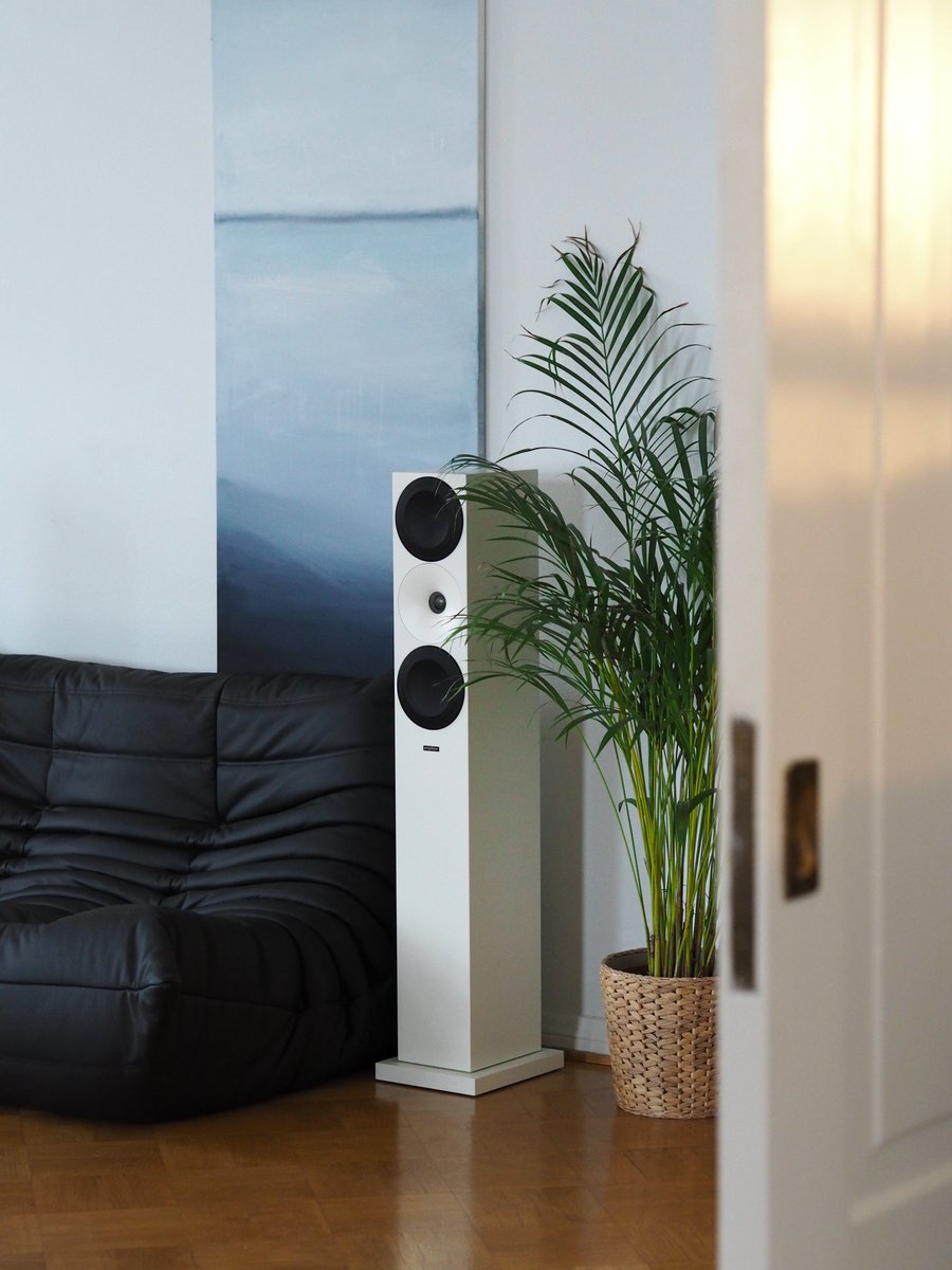 Amphion's goal is to design loudspeakers that coordinate with the most aesthetics and room acoustics. Owing to their excellent dispersion characteristics, they work well even in acoustically challenging spaces.
#amphion #decoratewithsound #beautifullyhonest