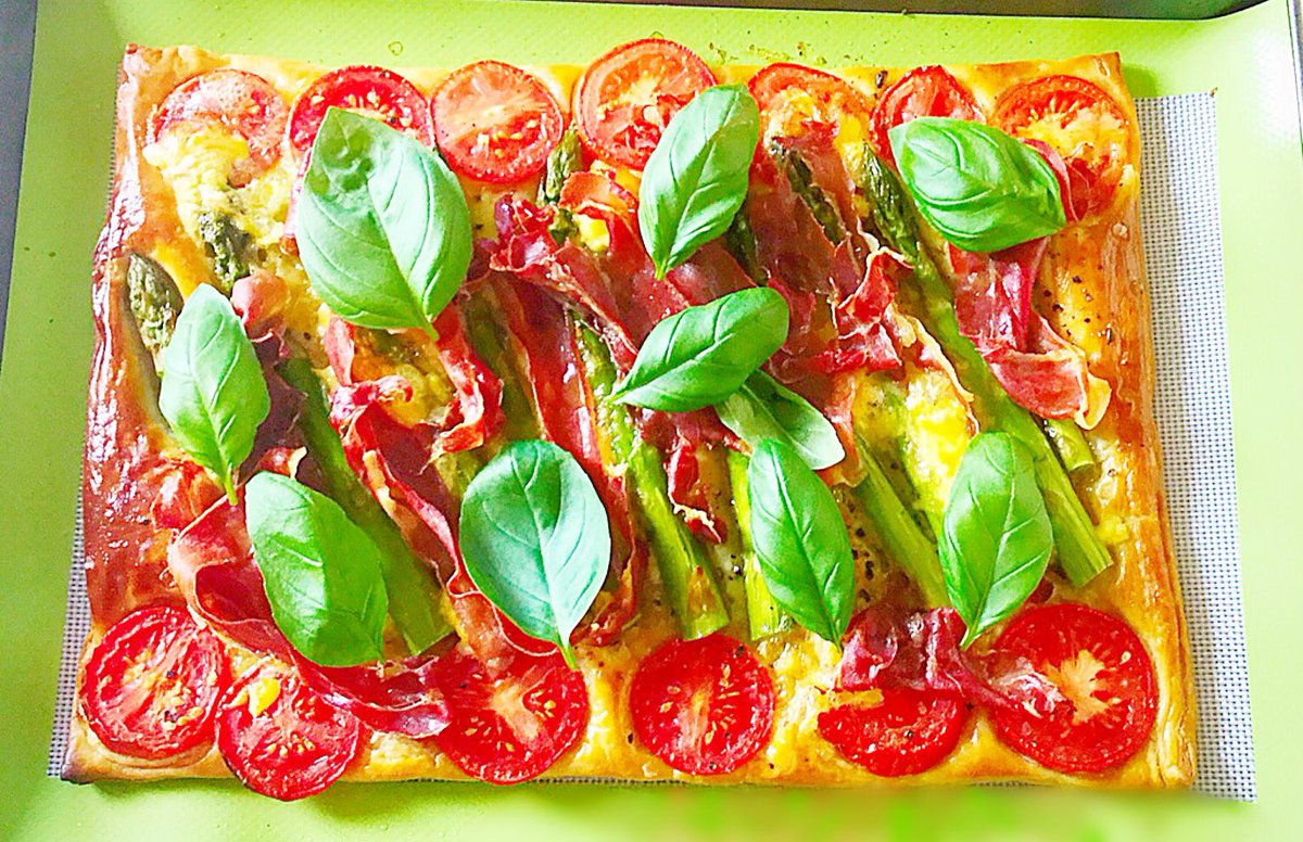 Tomato Asparagus &amp; Prosciutto Tart - super easy using seasonal British Asparagus &amp; Tomatoes this is great for lunch or served with salad &amp; new potatoes for dinner!
RECIPE - feastingisfun.com/silicone-bakin…
#TastyToms #BritishTomatoFortnight #ButBritish #BritishProduce