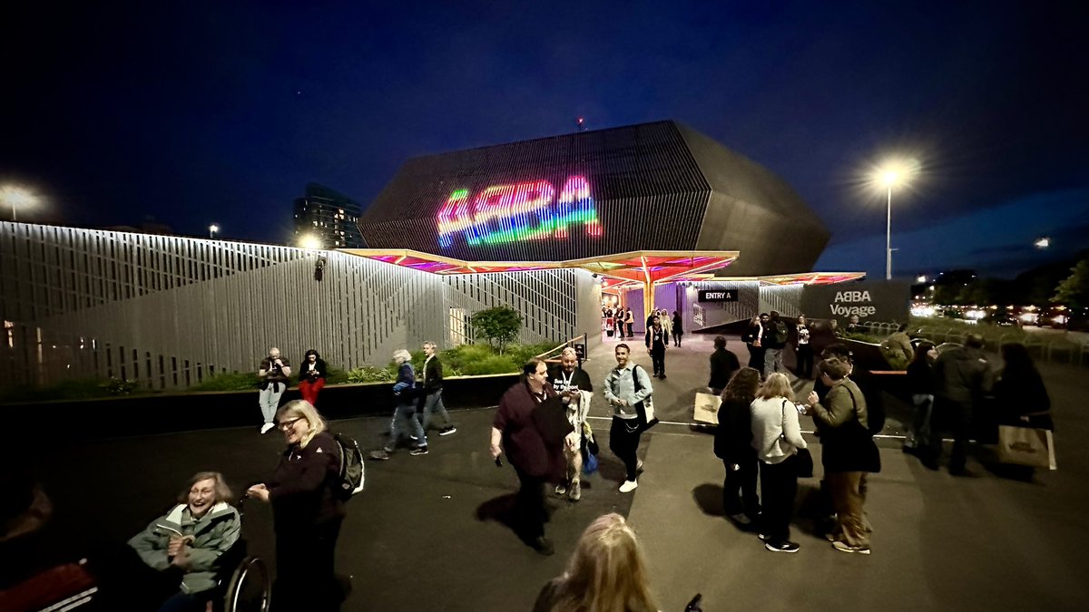 Another brilliant ABBA Voyage experience at yesterday's Second Anniversary performance - with Benny and Björn 🤩 Enjoyed the event with my brother Jørn and had great reunions with Shanika, Katharina, and other wonderful fans ❤️ As always, it was unforgettable 🎸🎤🎤🎹 #abbavoyage