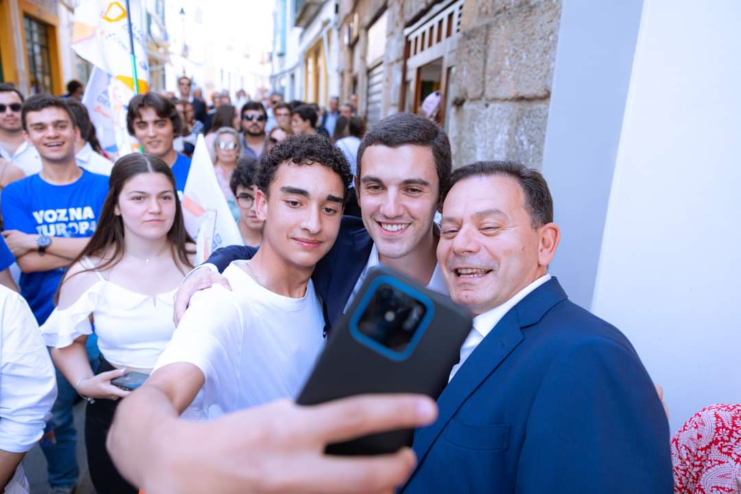 Vamos embora para a frente! Não votem nos mesmos de sempre, votem em nova gente!! PSD! ⬆️🆙