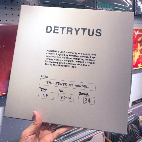 Detrytus - 'The Sense of Wonder' (LP) ポストハードコアってなんなんだ。その先にある未来を試行錯誤で探る音楽。それは個人のもの。 CDもレコードも両方とも箱型特殊ジャケ仕様、ナンバリング入り。バンドから押入れに眠っていたという最後の在庫を回収。 longlegslongarms.jp/music/products…