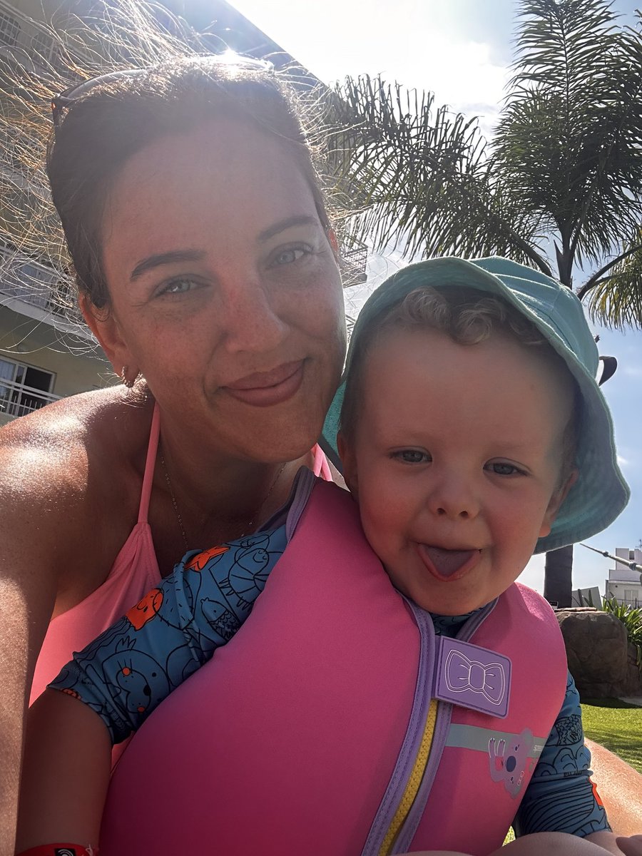 steadderrrrs's tweet photo. The best time with you ❤️. Shame about the pink swim vest, amazon failed me. https://t.co/TCzN0Awhts