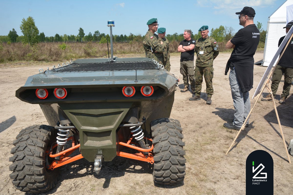 PIMOT_EU's tweet photo. 🪖 Poligon, zróżnicowane warunki atmosferyczne – ostatnie dni były intensywne! Nasi eksperci z Grupy Badawczej Nowych Technologii w Motoryzacji testowali #PAWO (Platformę Autonomicznego Wsparcia Operacyjnego) w połączeniu z działaniem taktycznym podczas #FEX24. https://t.co/EvPoP1eQLd