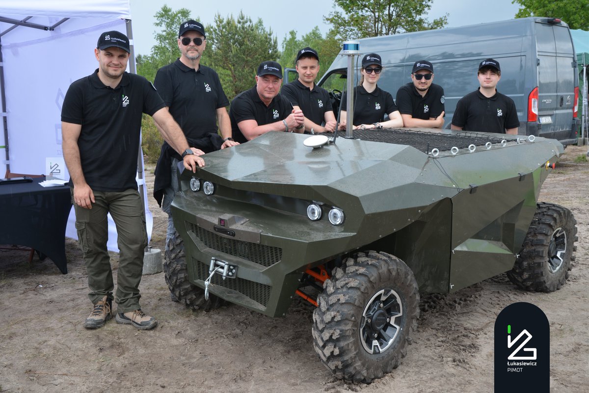PIMOT_EU's tweet photo. 🪖 Poligon, zróżnicowane warunki atmosferyczne – ostatnie dni były intensywne! Nasi eksperci z Grupy Badawczej Nowych Technologii w Motoryzacji testowali #PAWO (Platformę Autonomicznego Wsparcia Operacyjnego) w połączeniu z działaniem taktycznym podczas #FEX24. https://t.co/EvPoP1eQLd
