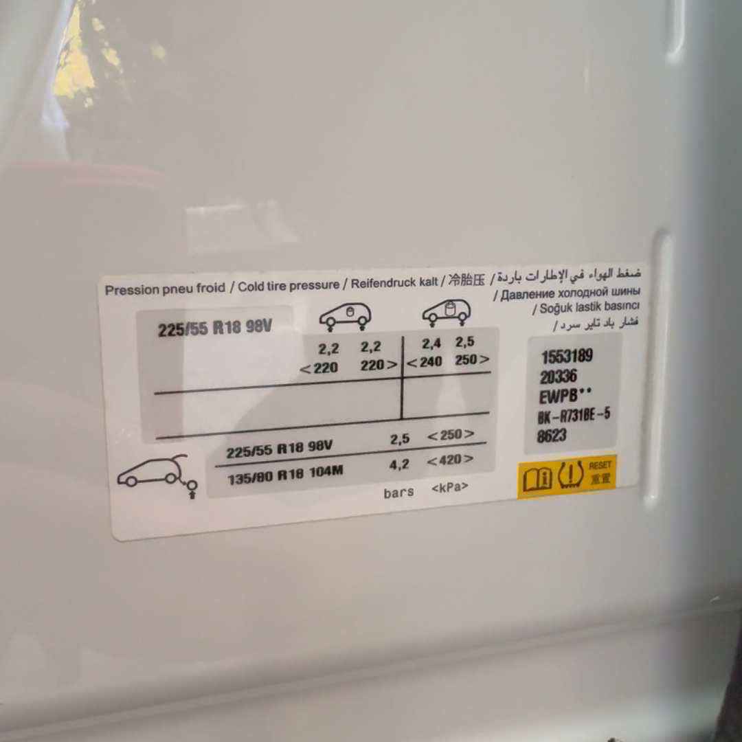 ¿Conoces este dato sobre tu coche? 🧐

Recomiendan que una vez al mes hinches los neumáticos de tu coche pero, ¿cuánto hay que hincharlos? Eso depende de cada modelo y viene indicado en una etiqueta que está en la puerta del conductor.