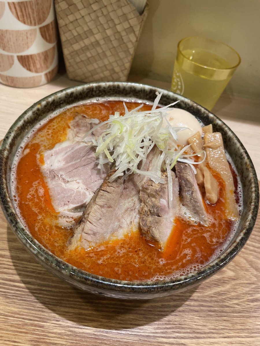 麺屋　幸生　特製辛味噌ラーメン　限定200円チャーシュー
うまっ、やっと食べられた。タイミングが悪く行っても休みが重なって食べられなかった。燻製のかかったバラと、肩チャーシューうますぎる。スープ、野菜の旨みと動物系の旨みが合わさって深いうまさ。今日、行ってよかった。