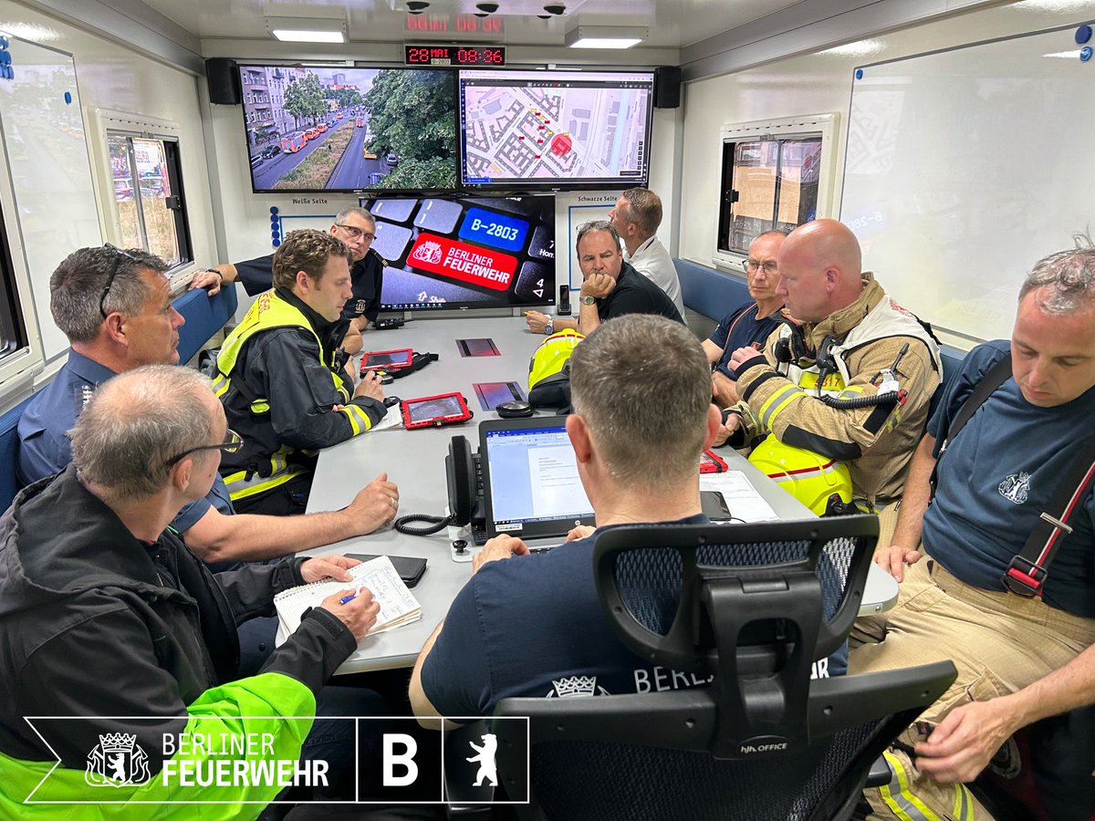 Das Wasserrohr konnte abgedichtet werden. Viele Keller mussten abgepumpt sowie der Strom, Wasser und Gas abgestellt werden. Insg. wurden 50 Personen evakuiert und mehrere Gebäude geräumt. Weitere Planung in der Gemeinsamen Einsatzleitung. 56 Kräfte im Einsatz.