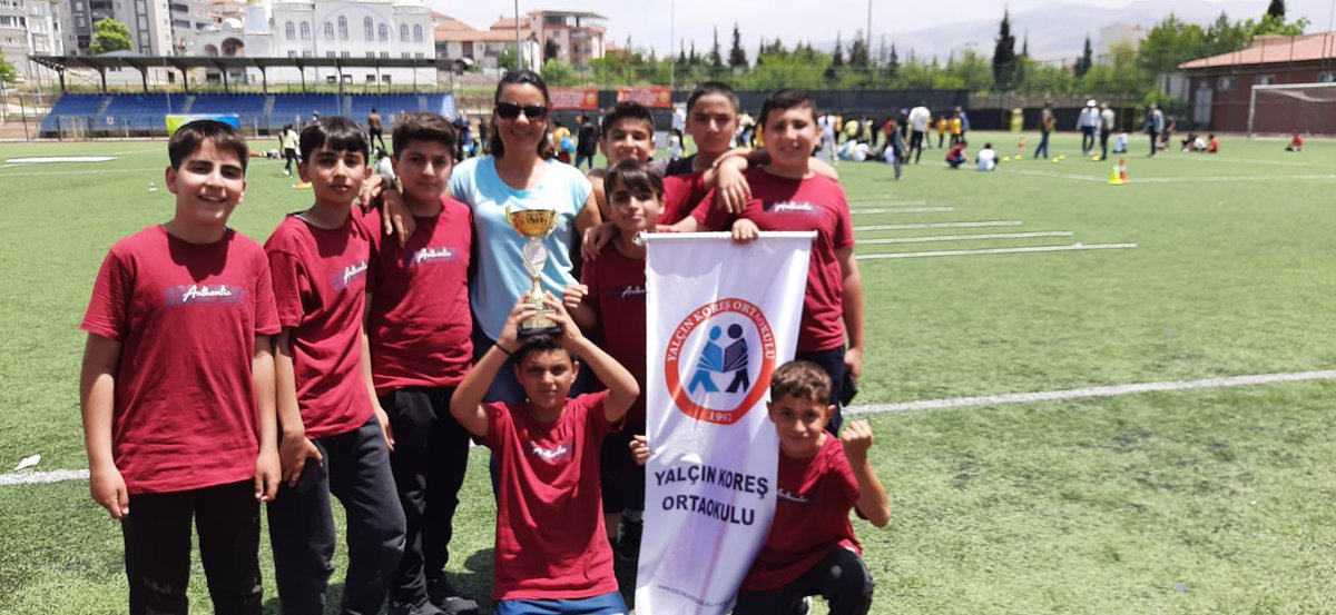 YalcinKores's tweet photo. Okulumuz “77’den 7’ ye Çocuk Oyunları Şenliğinde “ Yakan Top  kategorisinde şampiyon 🥇olmuştur. Esen hocamızı ve yürekli öğrencilerimizi tebrik ediyoruz.👏👏👏

Harikasınız çocuklar 🏆🥇🏆
@yesilyurtmem44 
@canerguler44 https://t.co/LraTQZ3F6h