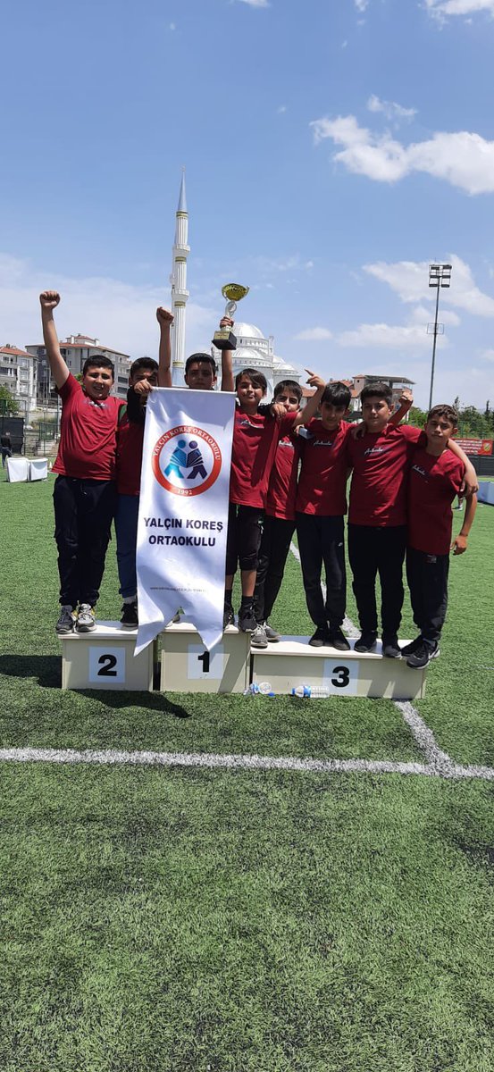 YalcinKores's tweet photo. Okulumuz “77’den 7’ ye Çocuk Oyunları Şenliğinde “ Yakan Top  kategorisinde şampiyon 🥇olmuştur. Esen hocamızı ve yürekli öğrencilerimizi tebrik ediyoruz.👏👏👏

Harikasınız çocuklar 🏆🥇🏆
@yesilyurtmem44 
@canerguler44 https://t.co/LraTQZ3F6h