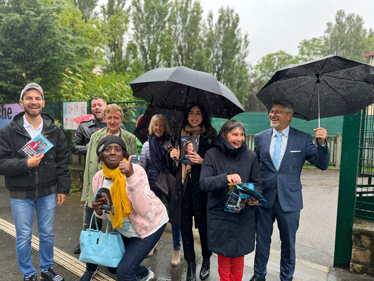 ShannonSeban's tweet photo. Tractage pluvieux, tractage heureux !☔️ 

Ce matin à Clichy-sous-Bois pour continuer à défendre le seul projet d’avenir pour la France et pour l’Europe : @BesoindEurope avec @ValerieHayer ! 🇫🇷🇪🇺 https://t.co/H3akeYpAnh