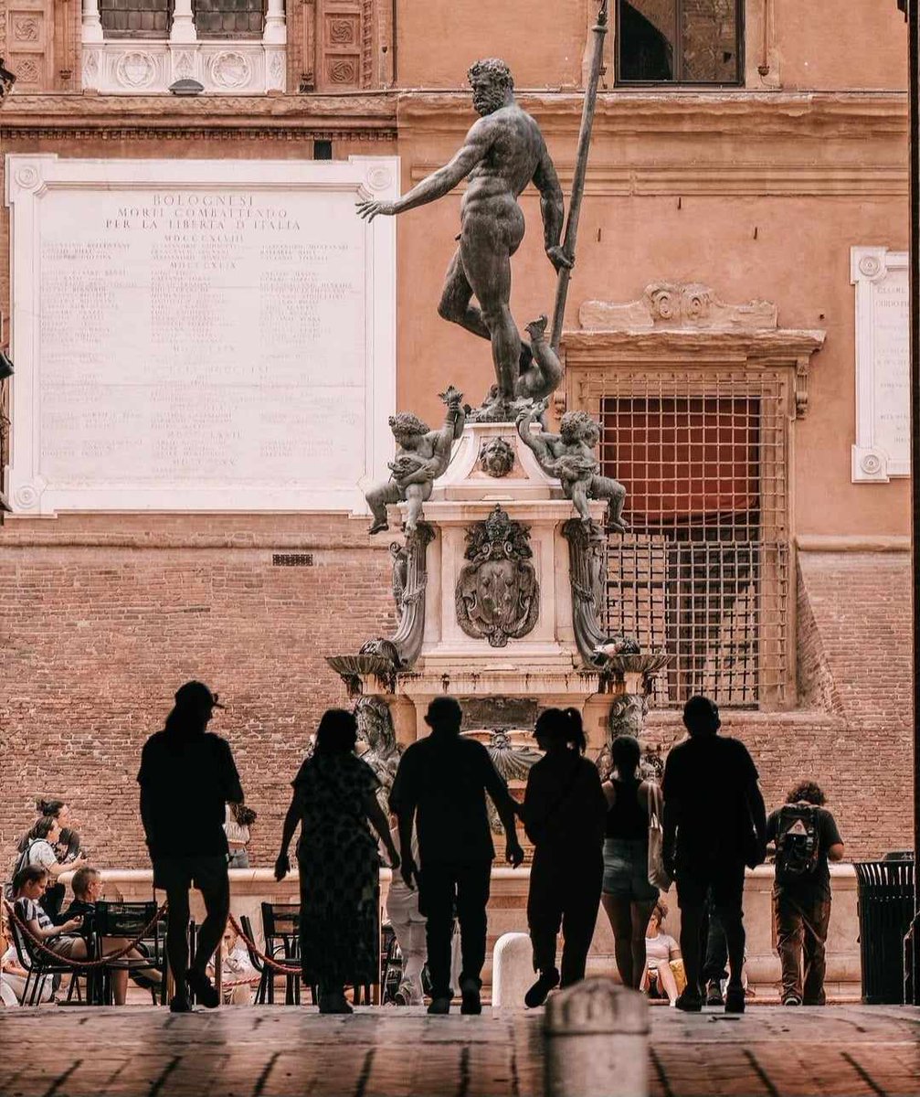 Tutti in prima fila ad ammirare la bellezza del dio del mare🌊 Ph. unagiuliaacaso | #inEmiliaRomagna #artcities