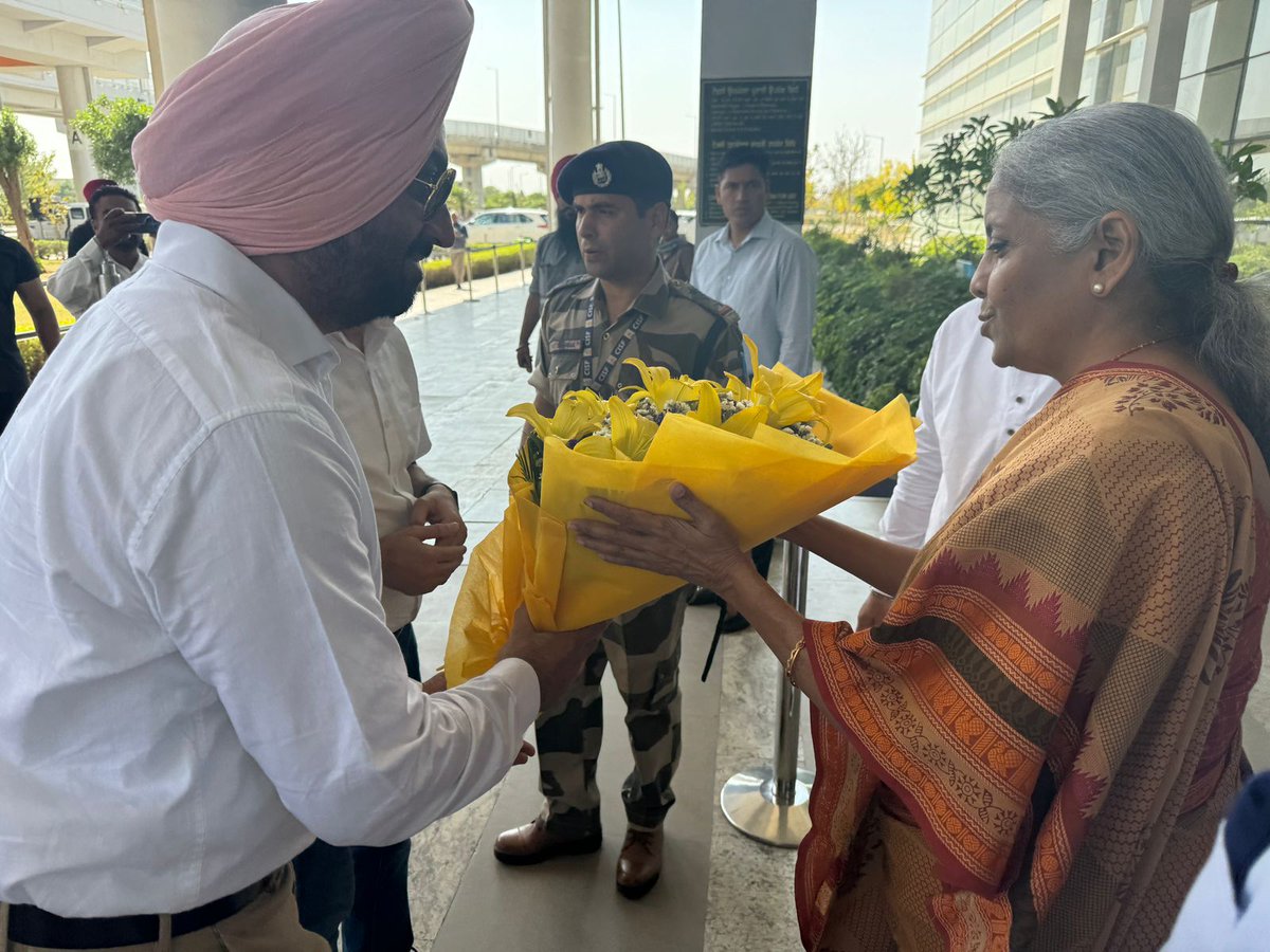 Smt @nsitharaman was accorded warm welcome by @BJP4Punjab karyakartas upon her arrival at the Shaheed Bhagat Singh International Airport in Chandigarh.