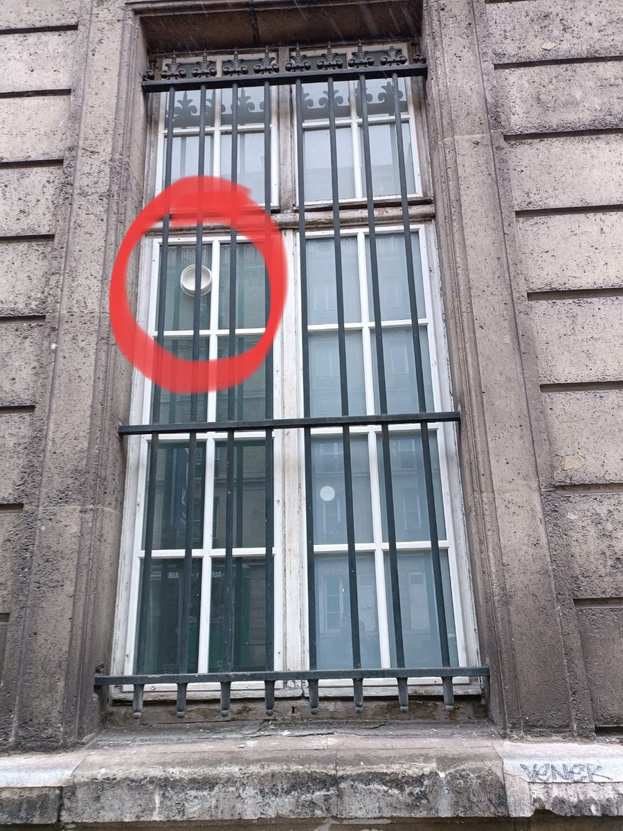 Il faut croire que la salle de conso de drogue #HSA #Paris10 a les moyens : toiture repeinte en blanc&perforation de 4 fenêtres pour l'évacuation de la clim ! 
Tout le confort pour l'intérieur et on balancera la chaleur dehors pour les riverains et passants, c'est sympa&écolo !