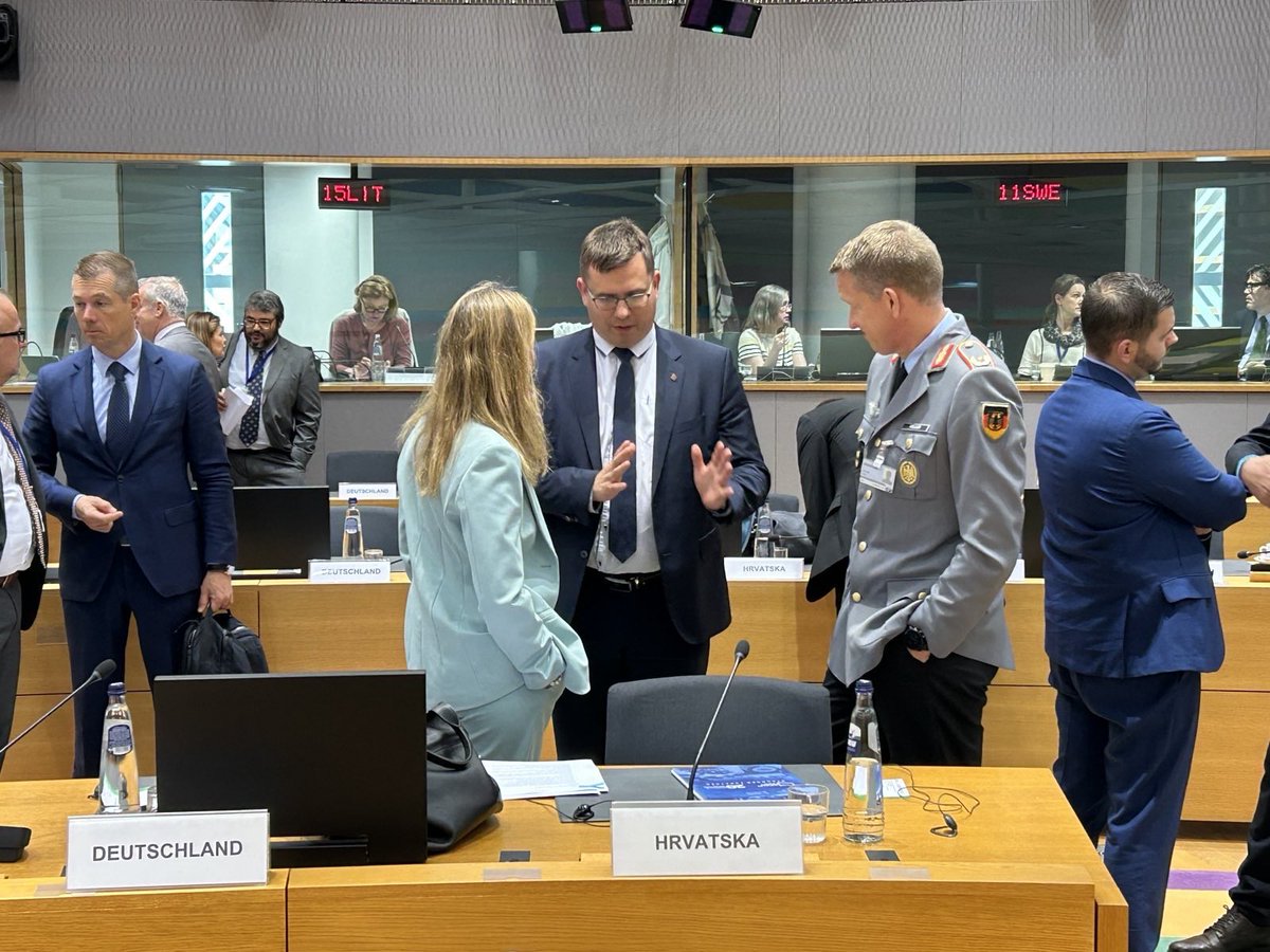 #FAC (Defence) on 🇪🇺 support to 🇺🇦. We need to move forward with decisions on #UAF modalities & tranche 8 of #EPF. Glad with the decision to use windfall profits from immobilized Russian assets for immediate needs of 🇺🇦 air defence, artillery ammunition or drones.