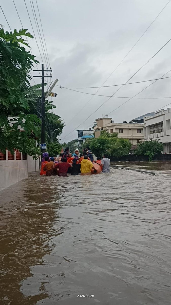 Cloudburst-like heavy rainfall pummels Kochi Fire & Rescue Services personnel are evacuating residents from flooded areas at Kalamassery, Kochi in Ernakulam district of #Kerala following heavy #KeralaRains. Normal life was brought to its knees by a spell of heavy rain