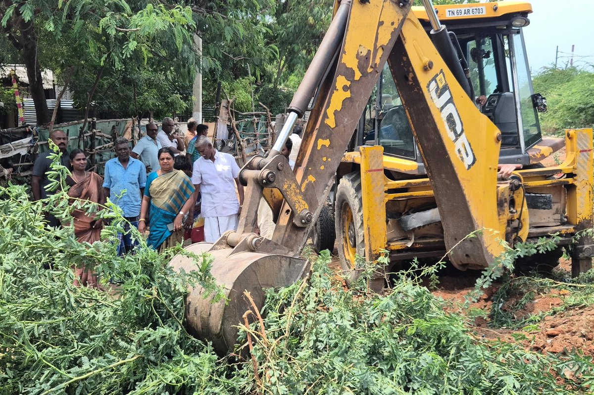 தூத்துக்குடி மாநகராட்சி - 49வது வார்டுக்கு உட்பட்ட ராஜபாண்டி நகர், MGR நகர் பகுதிகளில் வசிக்கும் மக்களின் கோரிக்கையை ஏற்று கருவேல மரங்கள் அகற்றும் பணியை துவக்கி வைத்தபோது. உடன் மாநகர செயலாளர் ஆனந்தசேகரன், மாமன்ற உறுப்பினர் வைதேகி உள்ளிட்டோர். @mkstalin @Udhaystalin @KanimozhiDMK