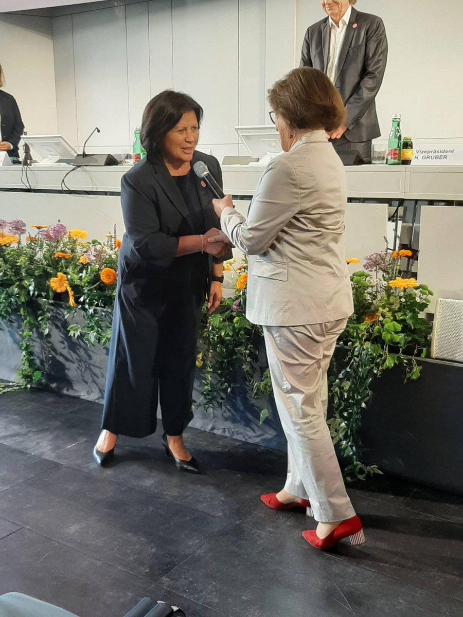 ‼️ <a href="/renate_anderl/">Renate Anderl</a> wurde mit großer Mehrheit v. 85,03% erneut zur Präsidentin der #AK Wien gewählt. Die neu angelobten Kammerrät:innen von 16 vertretenen Gruppierungen stimmten bei der geheimen Wahl ab: 169 Stimmen abgegeben, 167 gültig, 142 Stimmen entfielen auf <a href="/renate_anderl/">Renate Anderl</a>