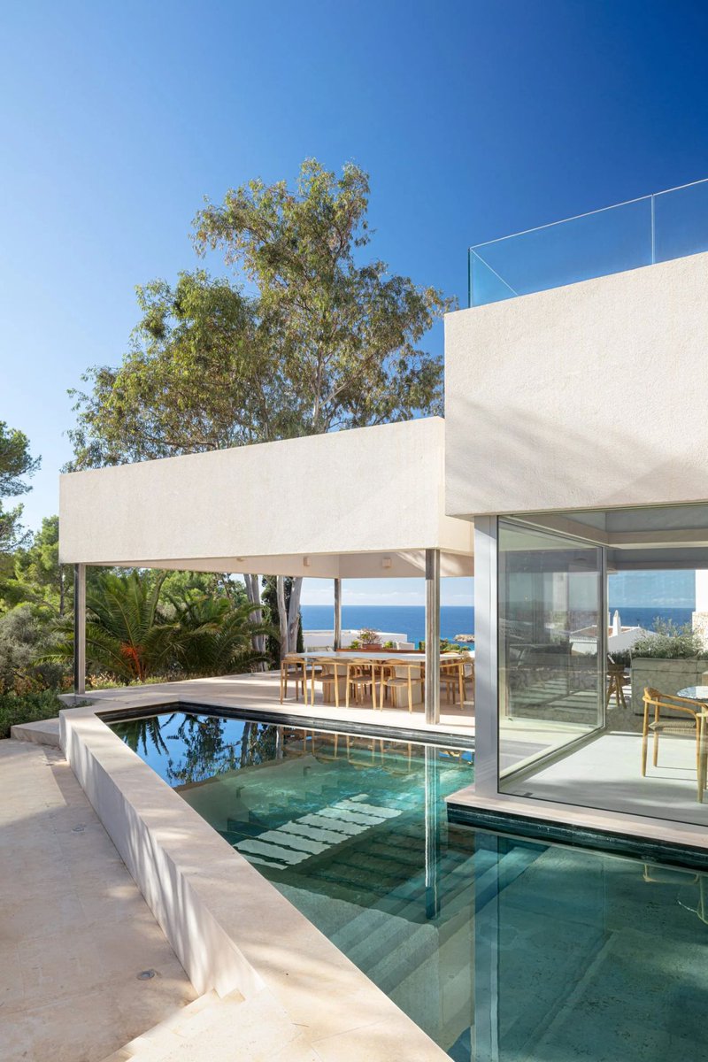A cluster of white-plaster volumes make up Bundle House, a breath-taking villa in Menorca by NOMO STUDIO 🌅

Check out the full article on Dezeen 👉 bit.ly/3QZybIv

📸 Adrià Goula

#architecture #residentialarchitecture #villa #menorca #spanishhouse