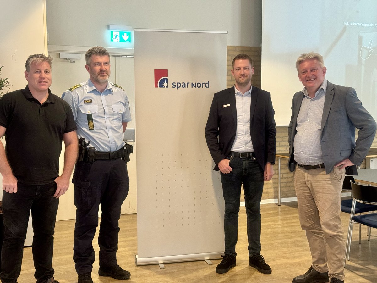 ON THE ROAD – for at bekæmpe svindel 🚘📲
Netop kommet retur fra det jyske, hvor jeg mandag sammen med politiet og medlemmer fra vores svindel taskforce var på landevejen for at advare mod digital svindel i anledning af kampagnen Sikker bank - sammen. #dkfinans #svindel