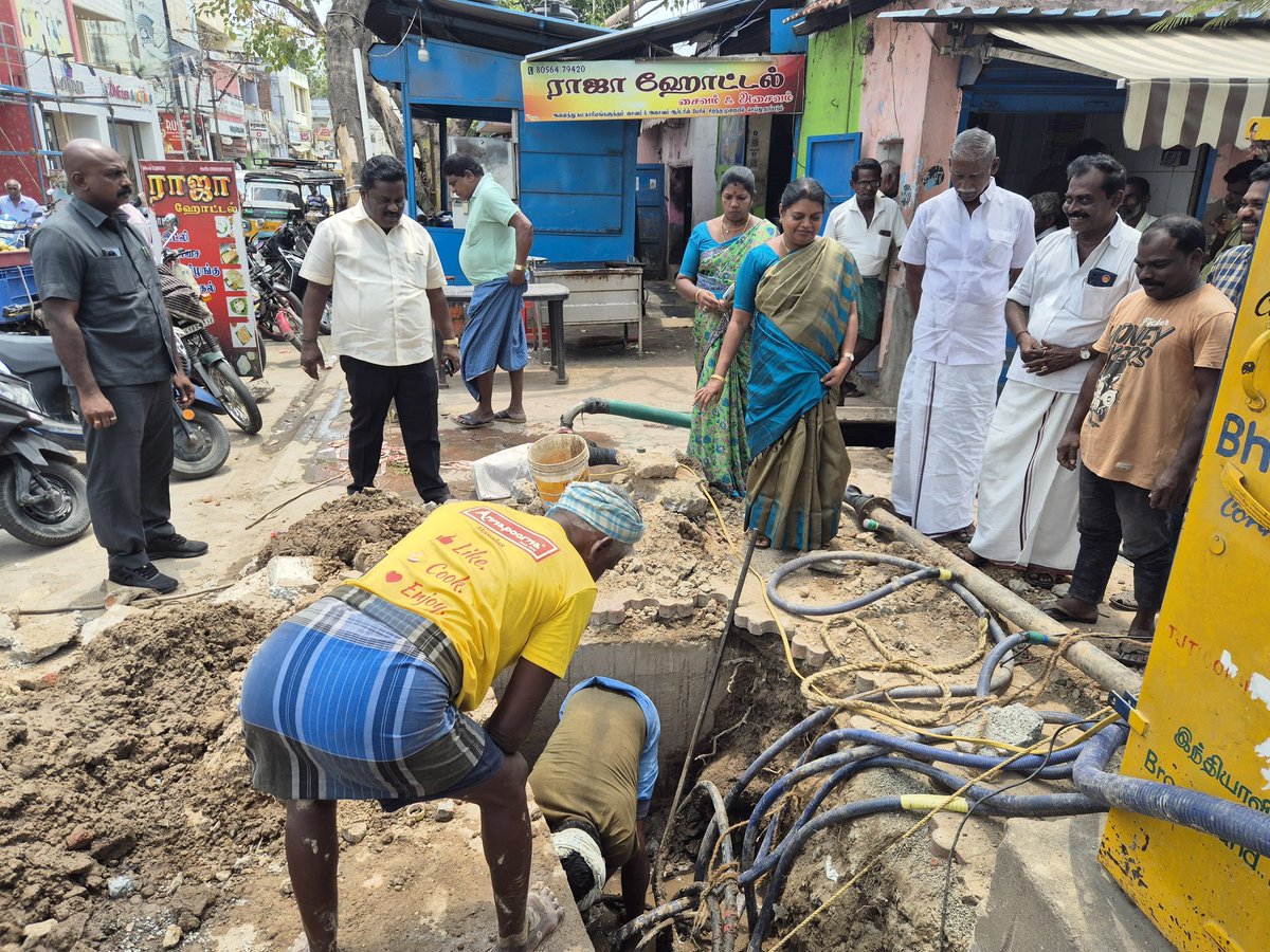 தூத்துக்குடி மாநகராட்சி - 41வது வார்டுக்கு உட்பட்ட சண்முகபுரம் பகுதியில் நடைபெற்று வரும் குடிநீர் குழாய் பராமரிப்பு பணிகளை பார்வையிட்ட போது. உடன் மாநகர செயலாளர் ஆனந்தசேகரன், வட்ட செயலாளர் பொன்ராஜ், மாமன்ற உறுப்பினர் பேபி ஏஞ்சலின் உள்ளிட்டோர். @mkstalin @Udhaystalin @KanimozhiDMK