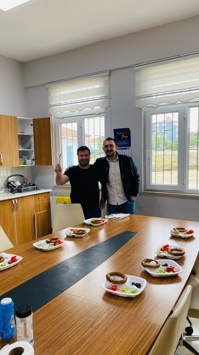 Okul idaresi olarak öğretmenlerimize kahvaltı süprizi yaptık ☺️