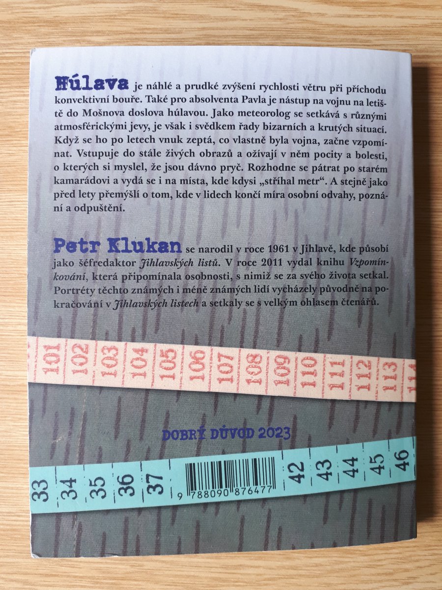 Meteorologové se literárními hrdiny nestávají zrovna často. O to zajímavější výjimku a zároveň strhující počtení přináší knížka Petra Klukana „Húlava nad buzerplacem“. Protagonisty příběhu, Pavla a Milana, kdysi základní vojenská služba zavála na letiště v Ostravě-Mošnově, kde