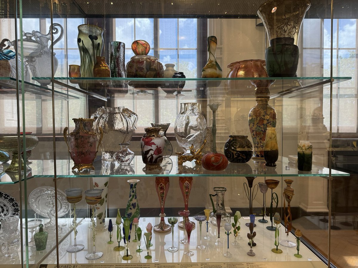 #victoriaandalbertmuseum #glasses #history #beautiful で、ヴィクトリア・アンド・アルバート博物館の続きね....3fのglassへ、年代が古い程、細工が緻密ですごい！ガラス好きにはたまらないコーナーです🆒