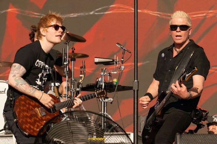 The @offspring brought out @edsheeran during a performance of ‘Million Miles Away’ over the weekend, joining them onstage for the ‘Conspiracy Of One’ track. rocksound.tv/news/watch-the…