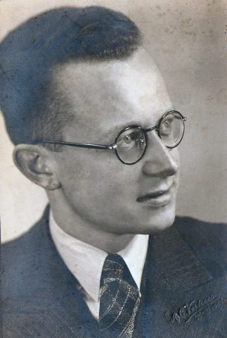 Podcast Adres Bekend over Harry Holla

De podcast bestaat uit twee delen: in deel 1 veel aandacht voor het verzetsverleden van Harry Holla en de rol 

De podcast is te beluisteren via  novo3.nl/podcast/ of Spotify onder Adres Bekend open.spotify.com/show/1adkaF6cv….