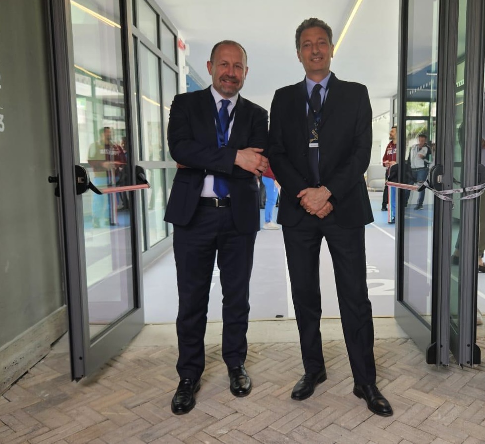 GSErinnovabili's tweet photo. Oggi all'inaugurazione del nuovo centro sportivo ex Delphinia, a #Caivano, presenti anche i vertici del #GSE, @arrigoni_paolo e #VinicioVigilante. Il GSE ha supportato la riqualificazione energetica delle aree sportive e lo sviluppo di interventi infrastrutturali.
#ParcoVerde https://t.co/FXaihU7yww