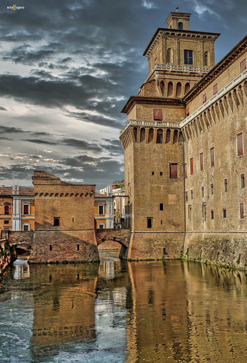 Castello Estense. Esta impresionante fortaleza se alza imponente en el centro de la ciudad de Ferrara (#Italia). Sus obras de construcción comenzaron en el año 1385. Fue la sede dinástica de la poderosa familia Este
#FelizMartes #BuenosDias