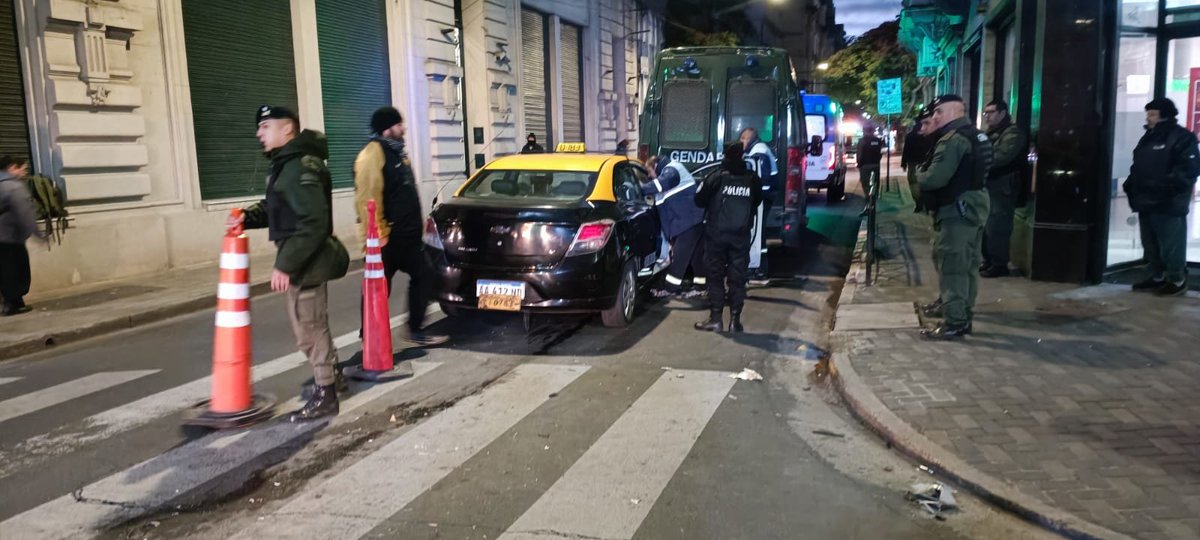 #ElPrimero 🔴 @maxiklan: siniestro vial en Sarmiento y San Lorenzo. Un taxi colisionó con una unidad de traslado de @gendarmeria. El taxista fue asistido por personal del Sies. Circulación reducida en la zona.