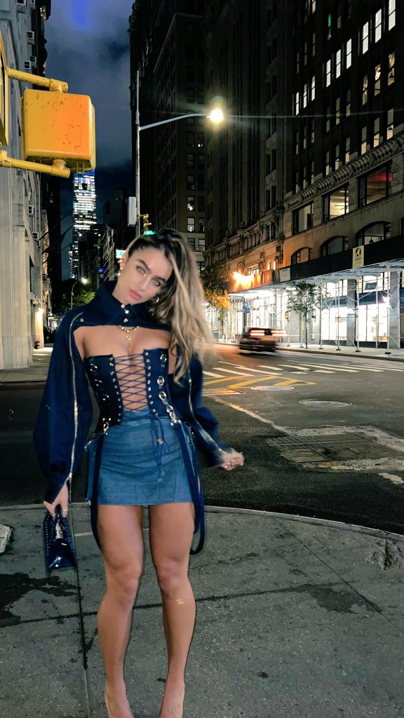 How can a girl be so hot, and charge at the disdained!? 🔥 🧒

It's a disgrace, the Frith without Sommer Ray 😎