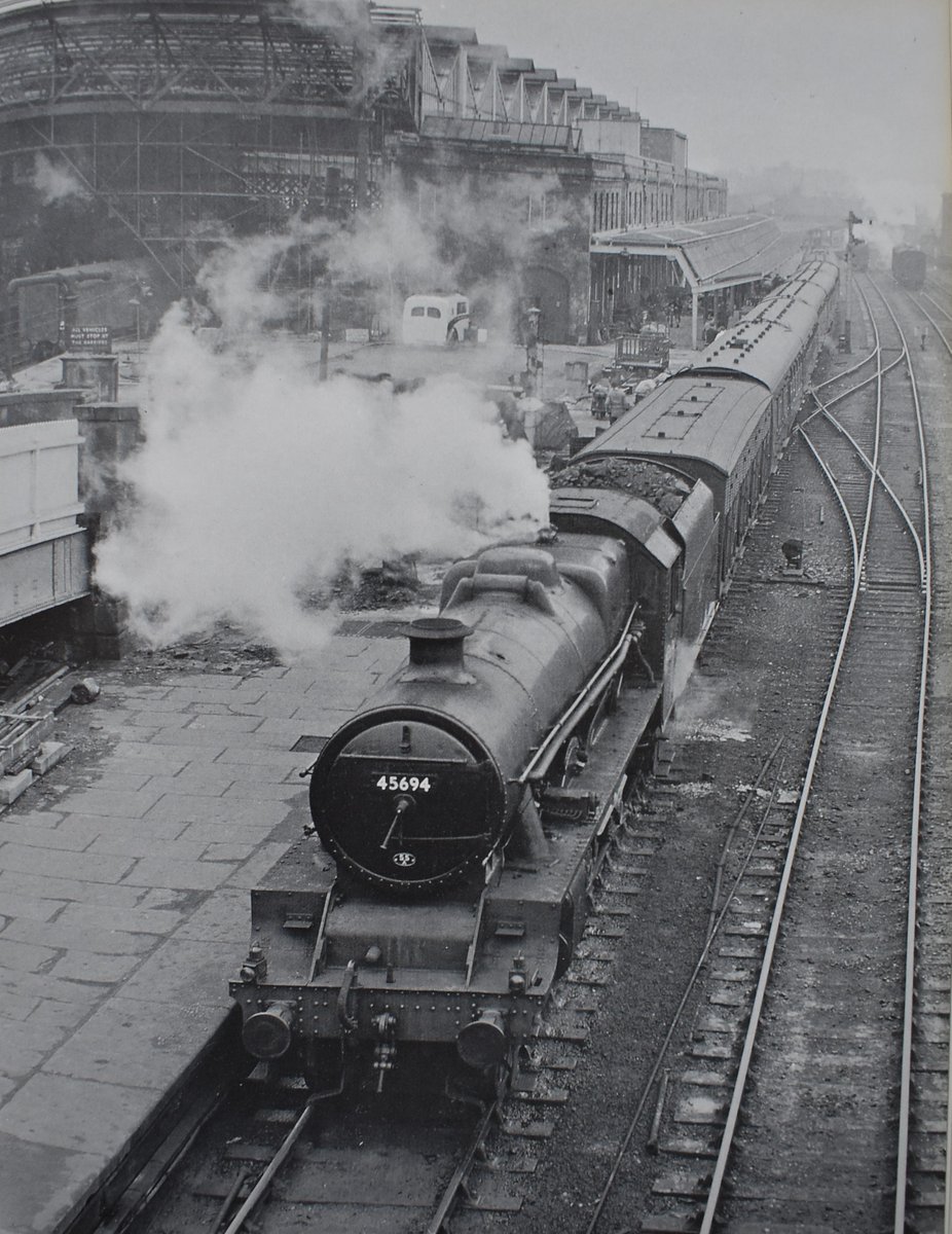 Jubilee 45694 'Bellerophon' waits at #Carlisle station with The Waverley from St Pancras to #Edinburgh
Date: 1957
📷 Photo by Eric Treacy.
#steamlocomotive #1950s #Cumbria #BritishRailways