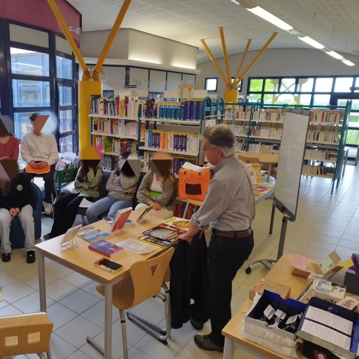 //Journée Pass culture au CDI// 🪶 Derniers ateliers enluminure en 5e. 📚Masterclass d'auteur en 1re et Tles espagnol : Mémoire de la Guerre d'Espagne avec Santiago Mendieta
#passculture #enluminure #guerredespagne #eac
