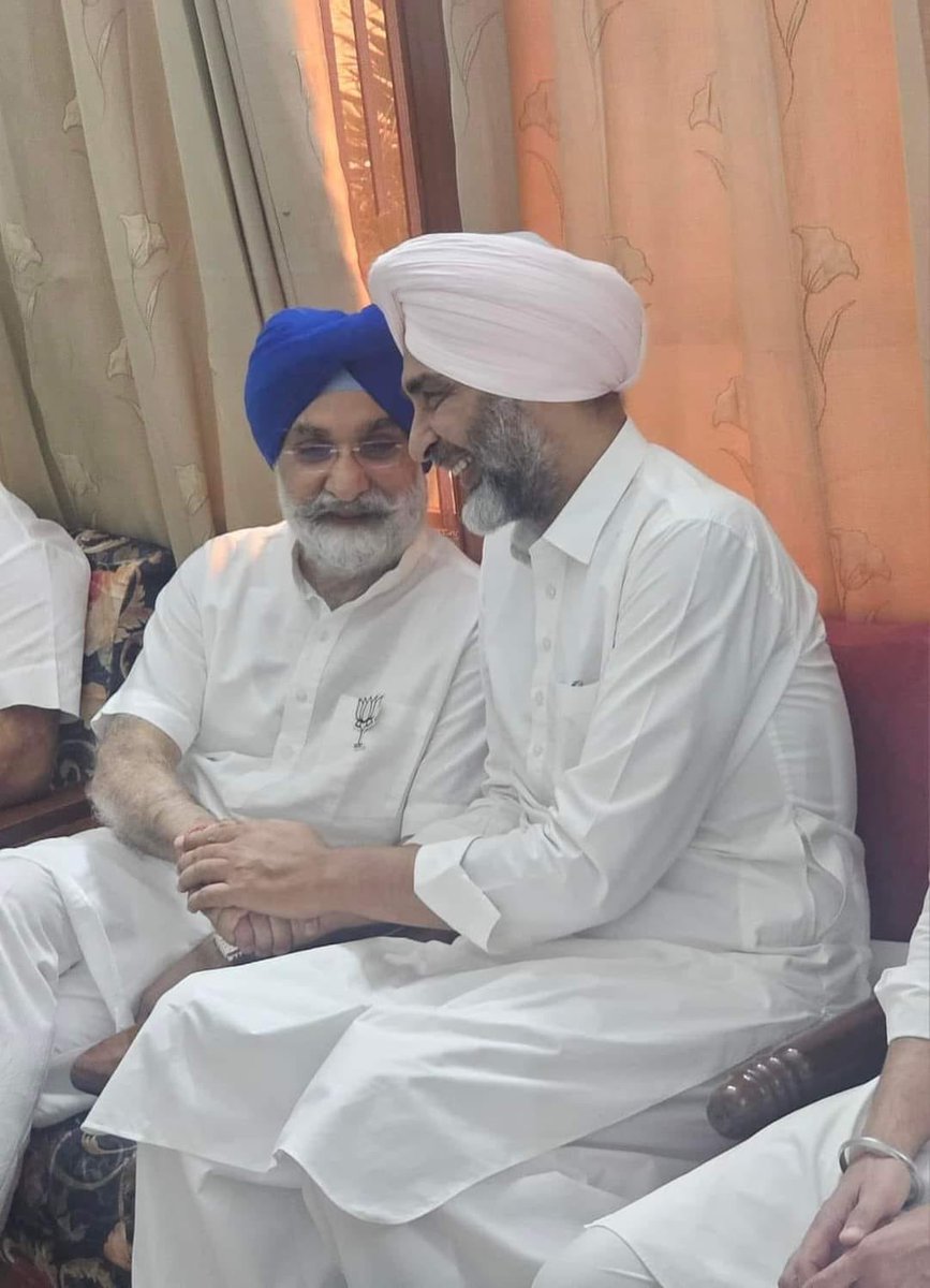 SandhuTaranjitS's tweet photo. Pleasure to meet with my old friend and BJP leader @MSBADAL at Samundri House Amritsar this morning. https://t.co/J1ERig95oD