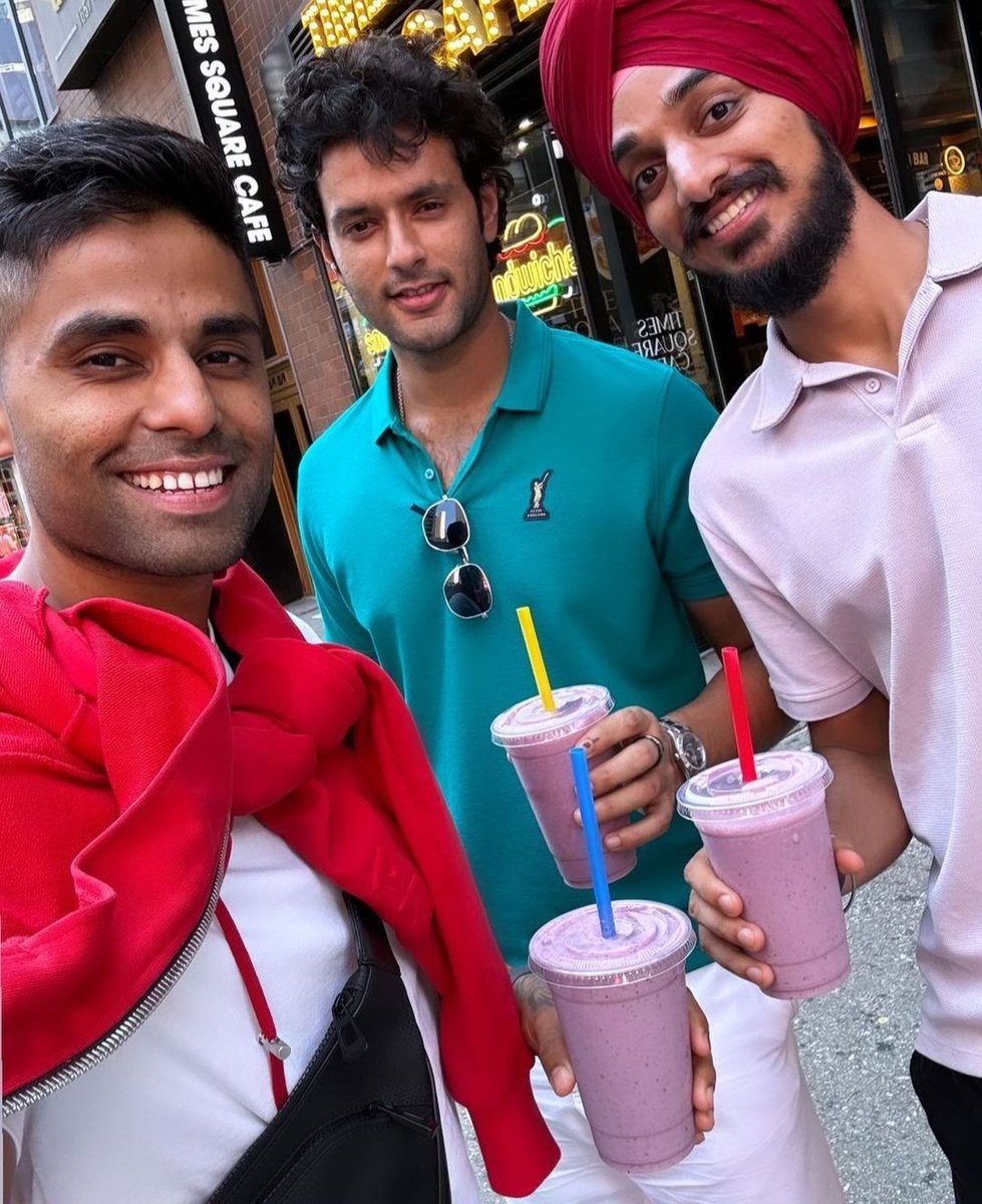 Which IPL team do you play for? Hold my straw 🧃😉

📷: Suryakumar Yadav 

#ShivamDube #ArshdeepSingh #IPL2024